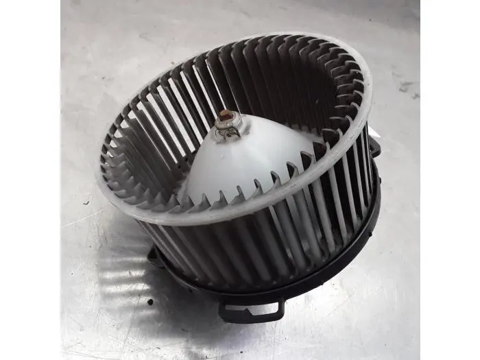 Heating and ventilation fan motor Mazda 5.