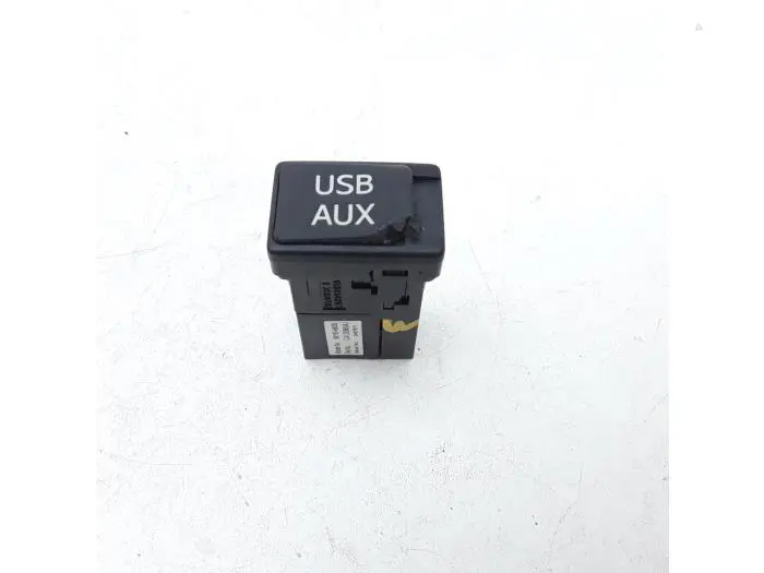 AUX / USB connection Toyota Prius Plus