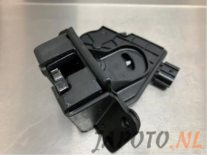 Tailgate lock mechanism Toyota IQ