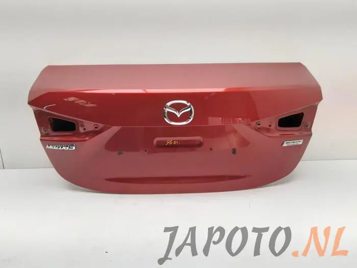 Boot lid Mazda 3.