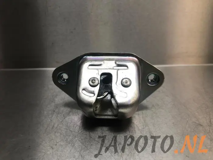 Tailgate lock mechanism Subaru Legacy