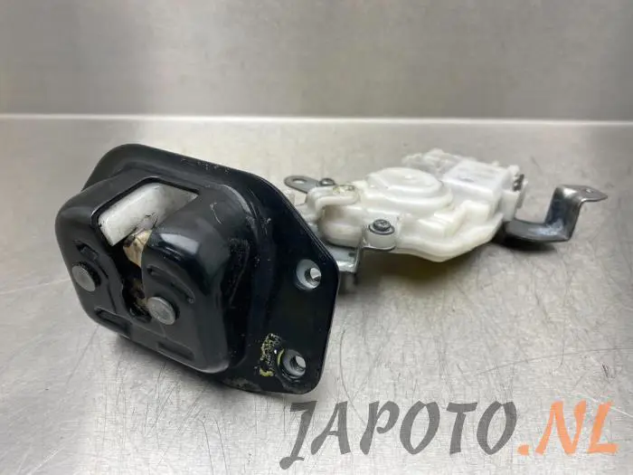 Tailgate lock mechanism Nissan NV200