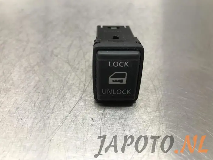 Central locking switch Nissan Note