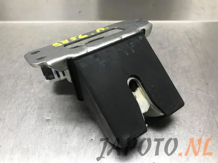 Tailgate lock mechanism Suzuki Baleno