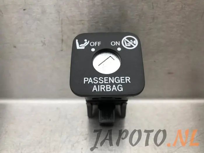 Airbag lock Lexus IS 220 05-