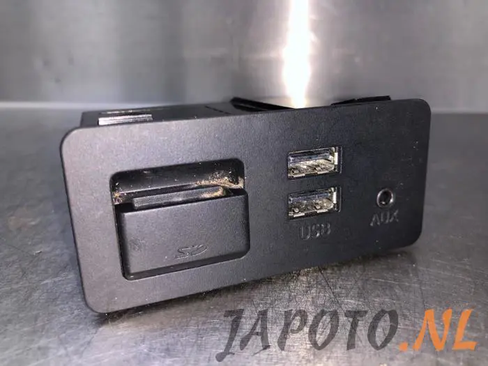 AUX / USB connection Mazda CX-5