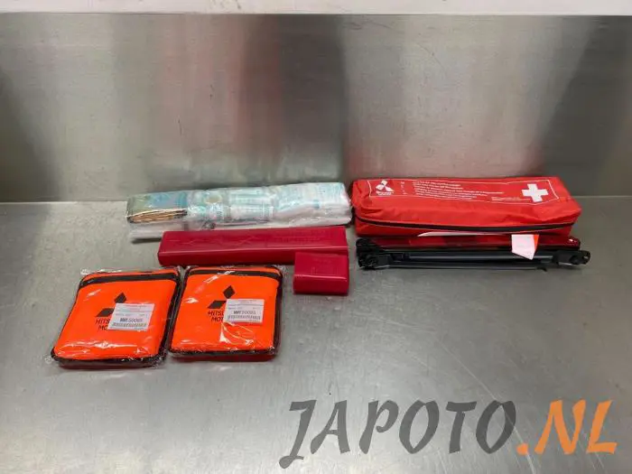 First aid kit Mitsubishi Outlander
