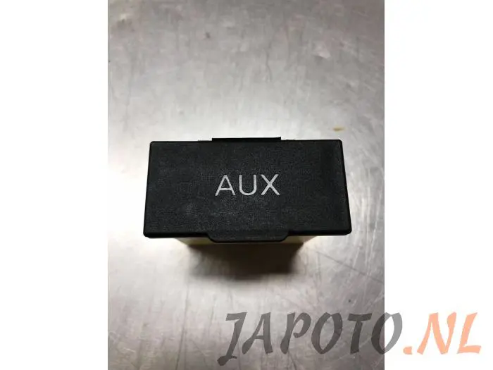 AUX/USB aansluiting Mitsubishi Lancer