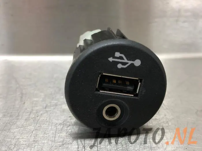 AUX / USB connection Nissan Qashqai+2