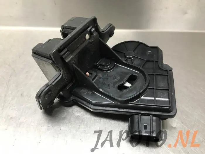 Tailgate lock mechanism Toyota Avensis