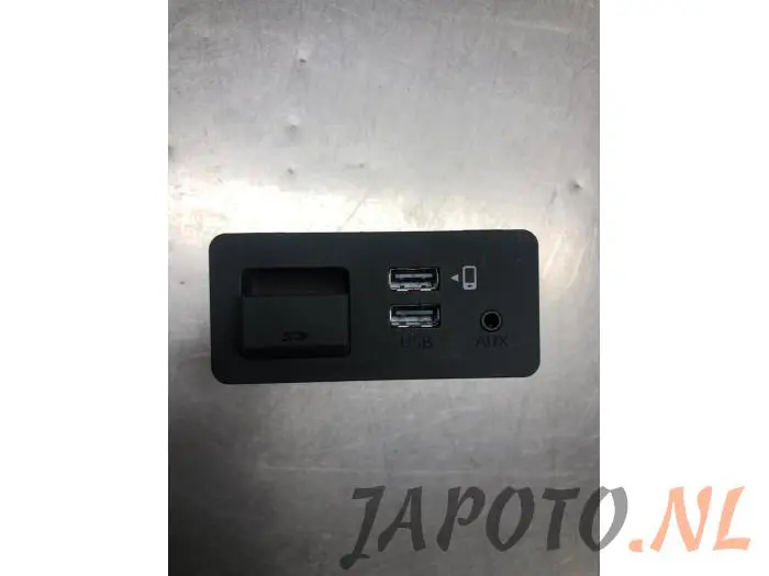 AUX / USB connection Mazda MX-5