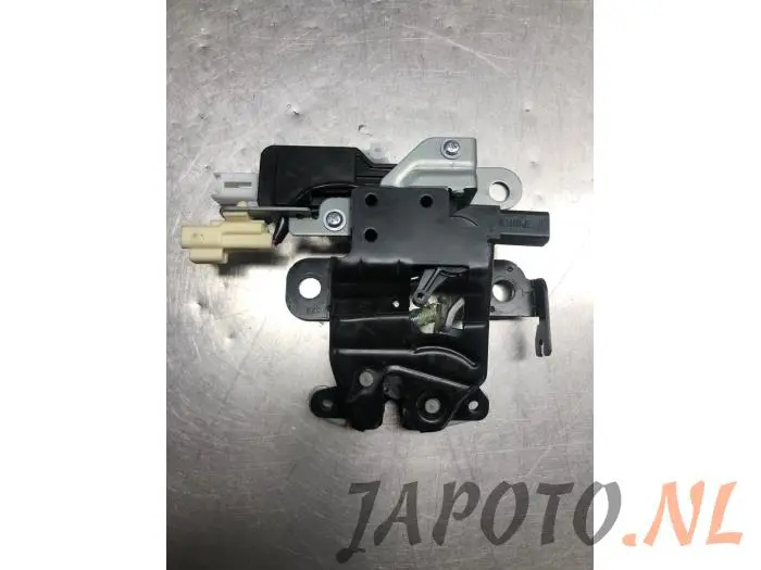 Tailgate lock mechanism Mazda MX-5