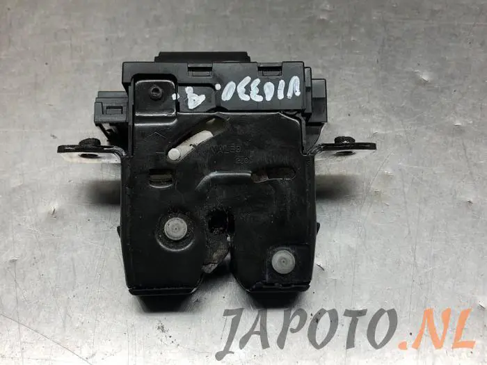 Tailgate lock mechanism Nissan Qashqai+2