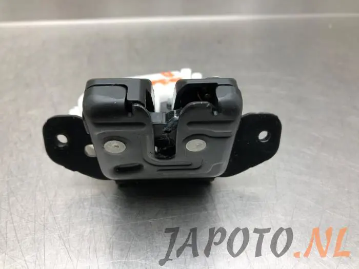 Tailgate lock mechanism Toyota Yaris