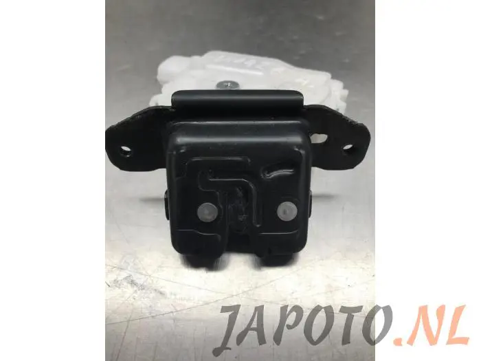 Tailgate lock mechanism Toyota Yaris