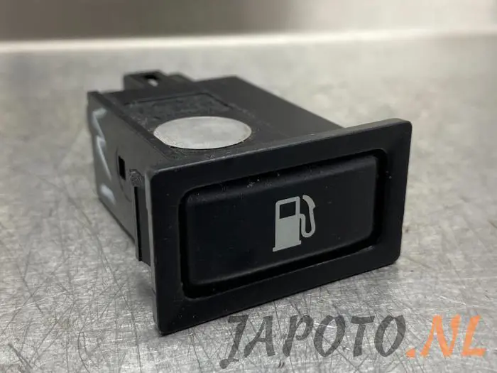 Tank cap cover switch Toyota Avensis