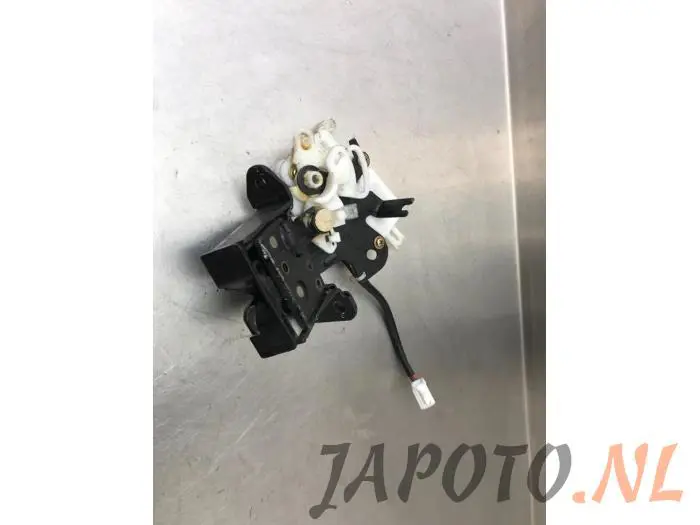 Tailgate lock mechanism Mazda 3.