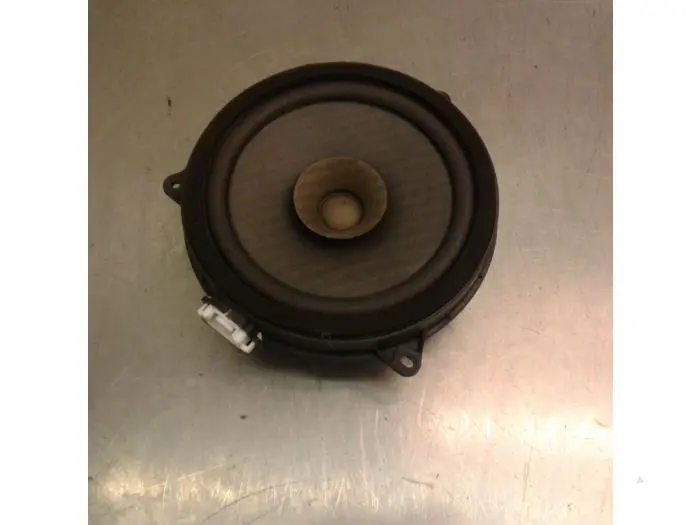 Speaker Mazda 2.